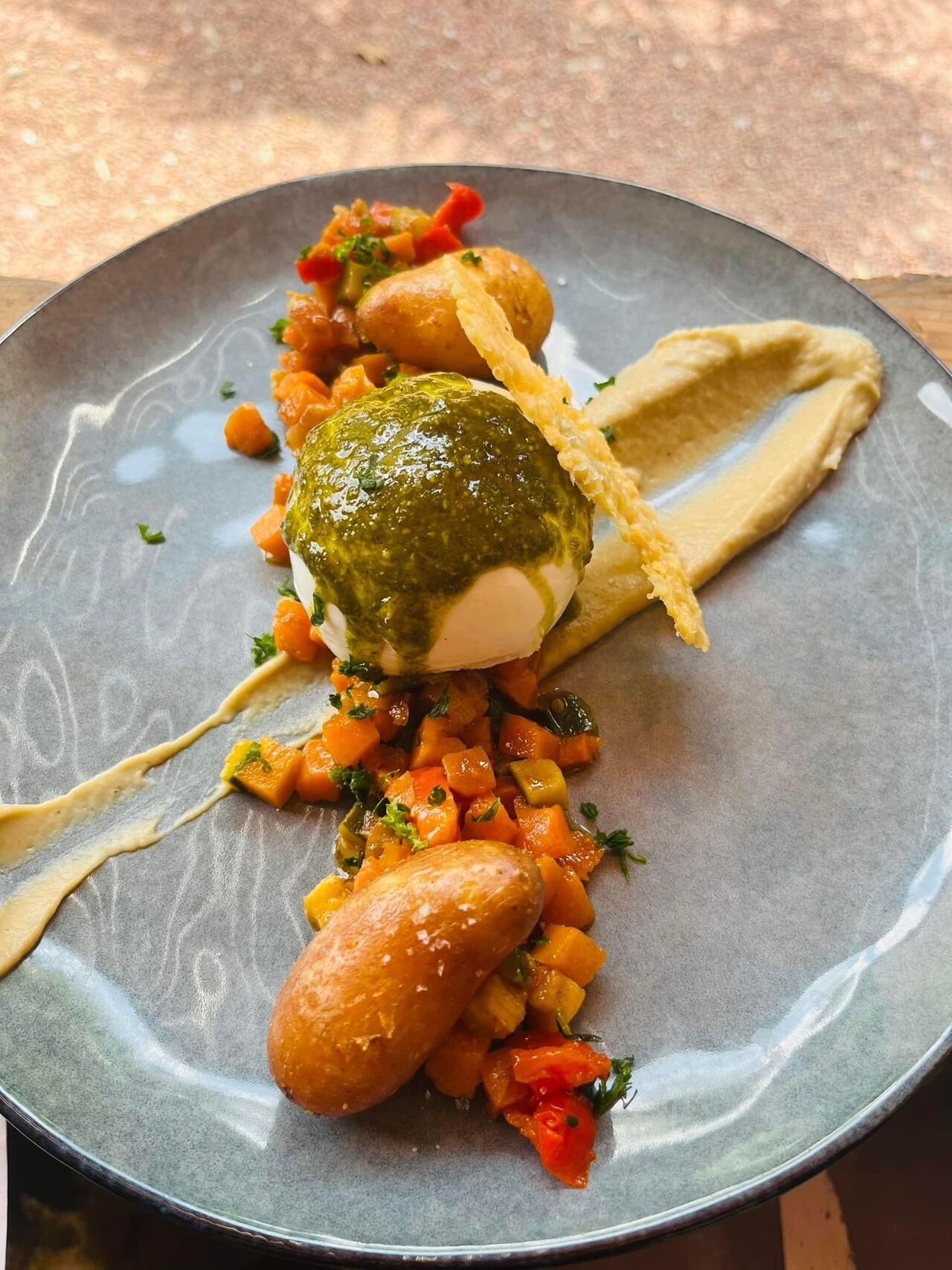 Assiette végétale colorée avec burrata et pesto